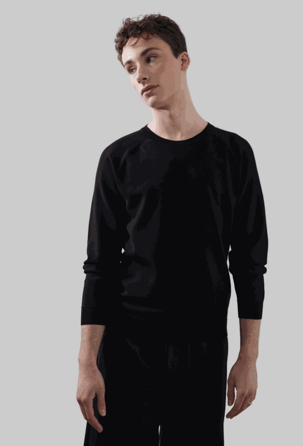 Dust Pullover in black, featuring raglan sleeves and crewneck collar for a sporty look.