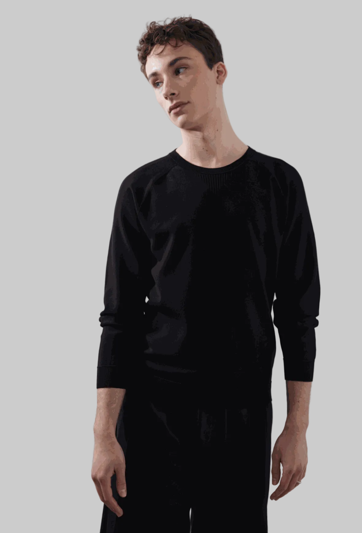 Dust Pullover in black, featuring raglan sleeves and crewneck collar for a sporty look.