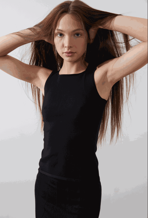 ALLENAS TANK in Black with body-hugging fit and ribbed armholes.